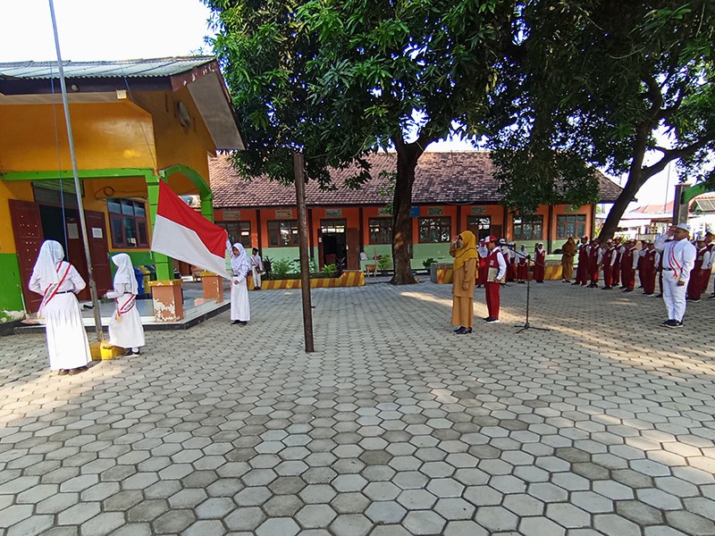 Kegiatan Rutin Upacara Bendera Hari Senin